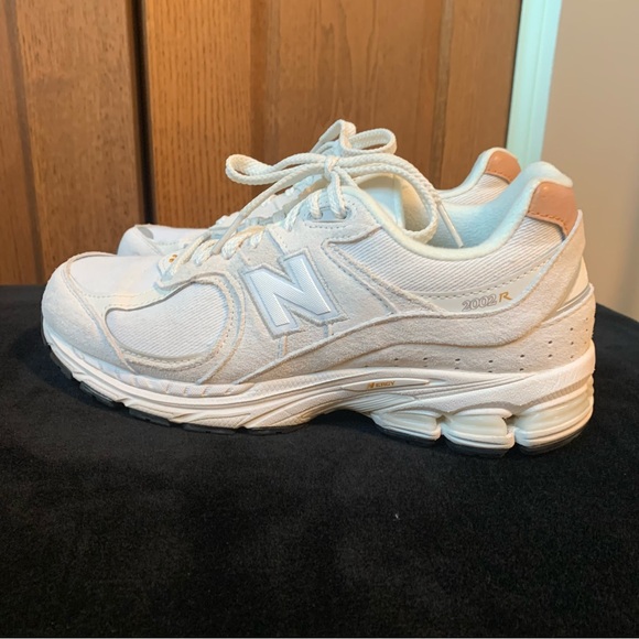 New Balance 2002R Women Size 8.5 US / Men 7 US - Picture 4 of 10